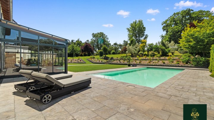 Traumhaftes Anwesen mit beheiztem Außenpool, Spa und Gästehaus auf parkähnlichem Grundstück