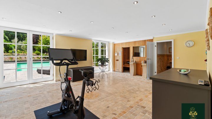 Traumhaftes Anwesen mit beheiztem Außenpool, Spa und Gästehaus auf parkähnlichem Grundstück