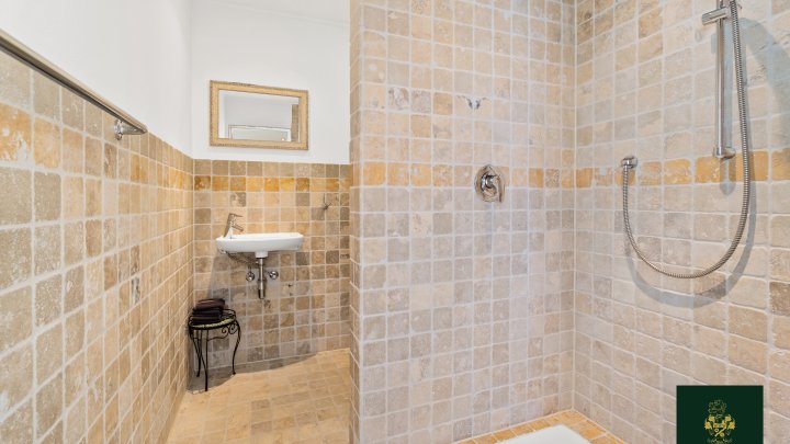 Traumhaftes Anwesen mit beheiztem Außenpool, Spa und Gästehaus auf parkähnlichem Grundstück