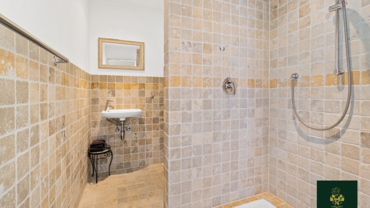 Traumhaftes Anwesen mit beheiztem Außenpool, Spa und Gästehaus auf parkähnlichem Grundstück