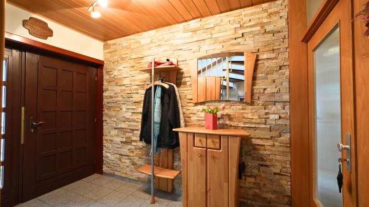 Freistehendes Zweifamilienhaus ideal für große Familien und Mehrgenerationen-Wohnen