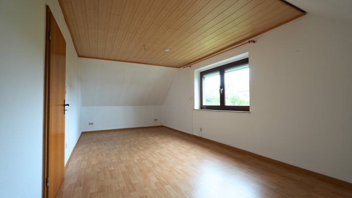 Freistehendes Zweifamilienhaus ideal für große Familien und Mehrgenerationen-Wohnen