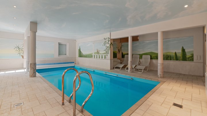 Ein Zuhause, das begeistert! Hochwertiges Einfamilienhaus mit Schwimmbad und Garten in Seelscheid